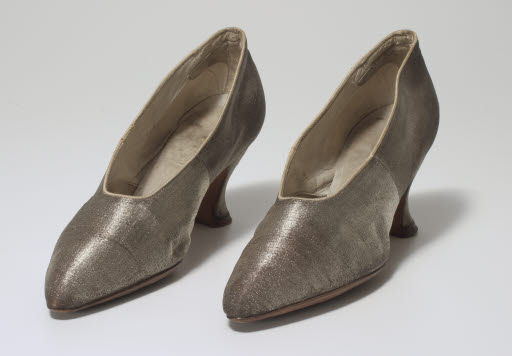 Woman's Silver Lame Dress Shoes - Shoe