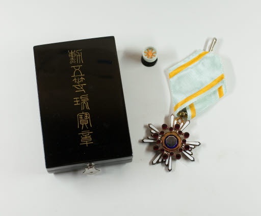 Medal and Certificates, Order of the Sacred Treasure, Gold and Silver Rays - Medal