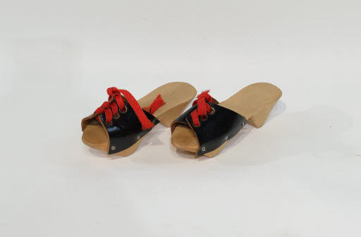 Pair of Japanese Doll Sandals - Clothing, Doll